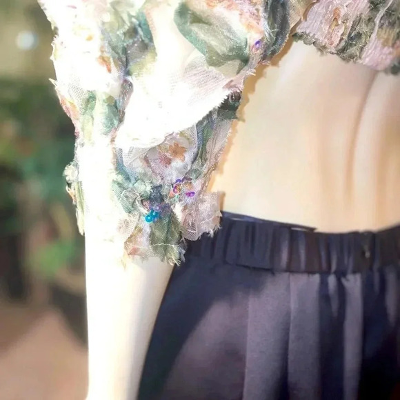 STORiA IVORY AND SAGE SEQUIN BABY DOLL CROP TOP WITH PUFF SLEEVES SIZE SMALL - Picture 13 of 15